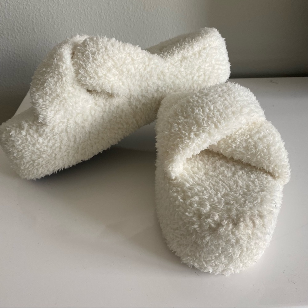 Victoria's Secret White Plush Cross-Strap Slippers size 9/10